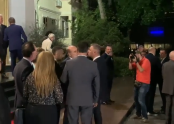 VIDEO/ Nallbati e Sina vijuan përplasjen edhe jashtë Parlamentit