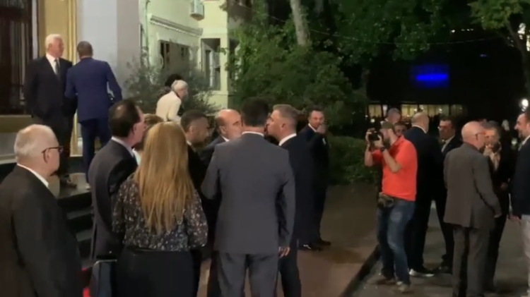 VIDEO/ Nallbati e Sina vijuan përplasjen edhe jashtë Parlamentit