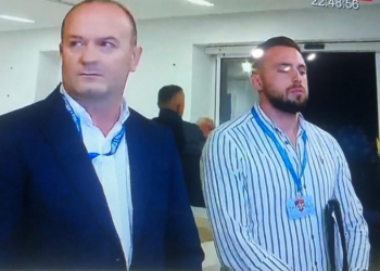 Efektivë të policisë mbërrijnë në selinë e PD, çfarë po ndodh