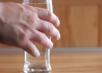 Ulur apo në këmbë? Ja si duhet të pini ujë