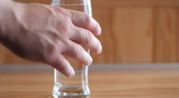 Ulur apo në këmbë? Ja si duhet të pini ujë