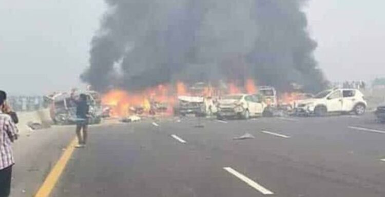 Tragjedi me 32 të vdekur, autobusi përplas makinat