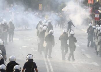 VIDEO/ Holandezët morin “hakun” e shqiptarëve, dhunojnë tifozët grek