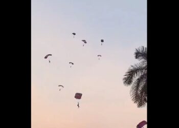 Zbresin si “breshër” nga ajëri, forcat e Hamas hidhen me parashuta