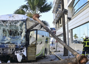 Autobusi godet kalimtarët në trotuar, 3 viktima