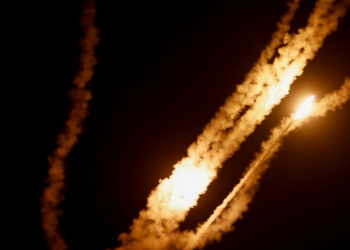 Izraeli rrafshoi kullën, HAMAS lëshon 150 raketa drejt Tel Aviv (VIDEO)