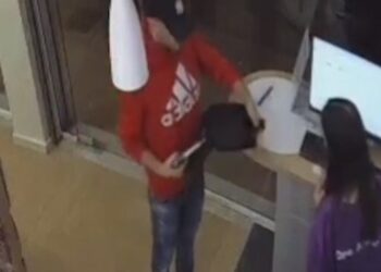 Shitësja nuk trembet, nxjerr jashtë hajdutin. Autori: Mos më provoko