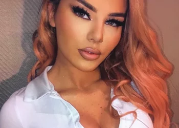 Tayna shfaqet shumë provokuese në fotografitë e fundit