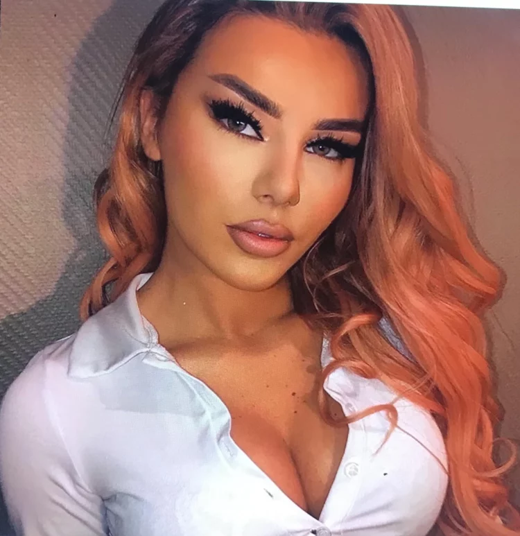 Tayna shfaqet shumë provokuese në fotografitë e fundit