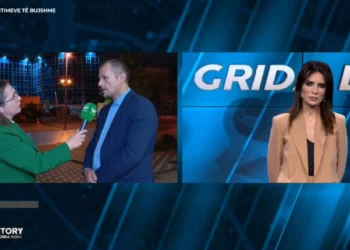 Simoni sqaron statusin për “bishën”: Opinion personal