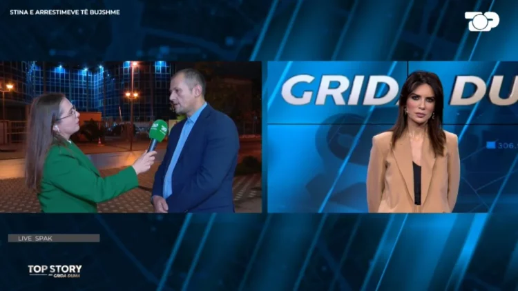 Simoni sqaron statusin për “bishën”: Opinion personal