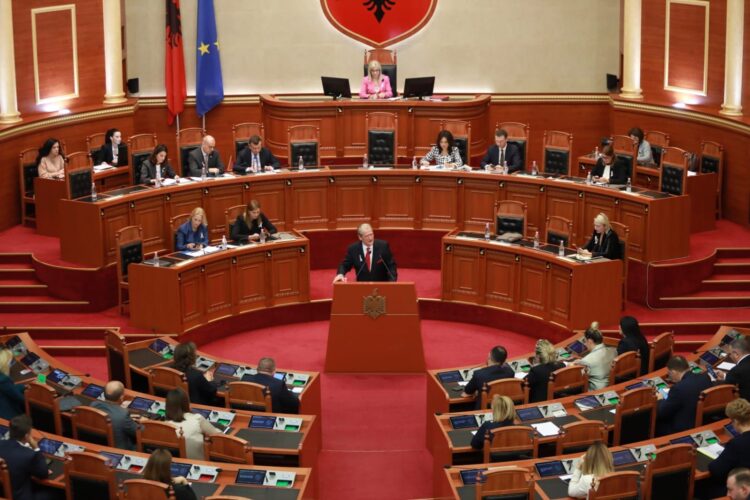 Berisha proteston në Kuvend ndaj ministreve: Silleni si badigardet e…