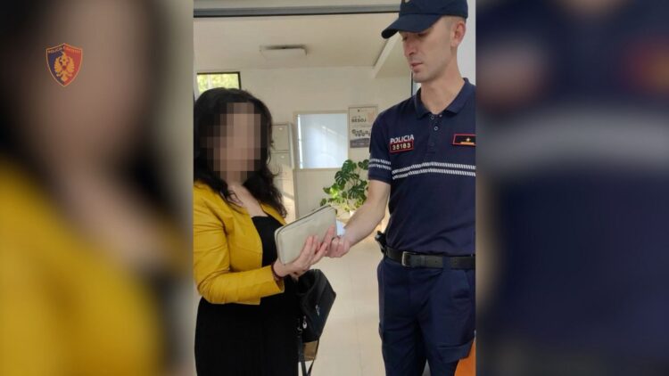 “Kur ske çfarë bën luaj derën”/ Policia njoftim për…një portofol