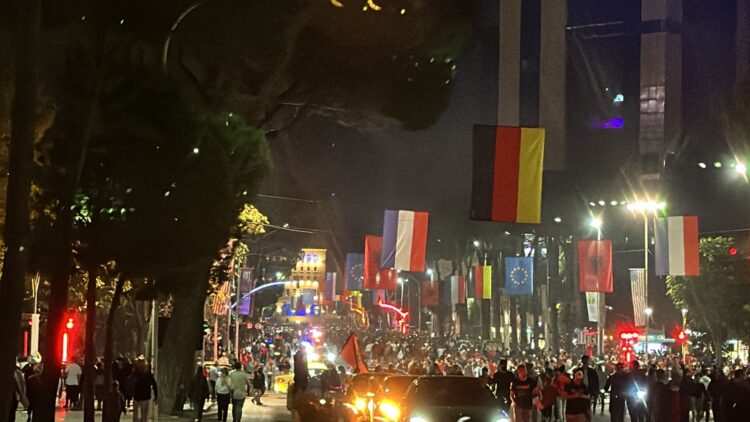 Fitorja ndaj Çekisë, Tirana në festë. Me mijëra në rrugë e sheshe