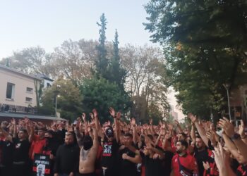 VIDEO/ TKZ, atmosferë të zjarrtë e festive në Tiranë. Ja çfarë ndodh