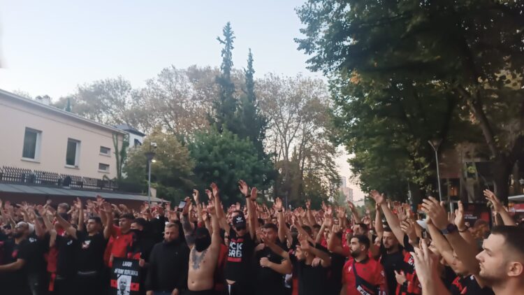 VIDEO/ TKZ, atmosferë të zjarrtë e festive në Tiranë. Ja çfarë ndodh