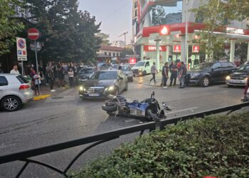 Aksident në qendër të Tiranës, motori përplaset me Benzin