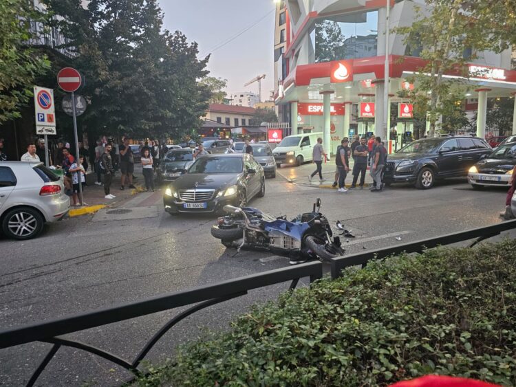 Aksident në qendër të Tiranës, motori përplaset me Benzin