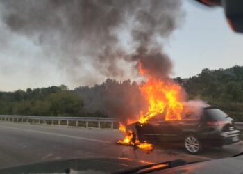 Përfshihet nga flakët automjeti në hyrje të tunelit të Krrabës