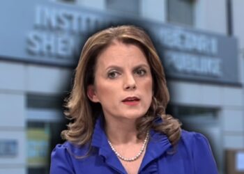 nkretisht drejtorja e Institutit të Shëndetit Publik, Eugena Tomini i ka nisur tenderat e dezinsketimit të plazheve në prill 2023 me ish-ministrin e Brendshëm, Bledi Çuçi dhe po i vazhdon i arritur t’i mbyllë me Taulant Ballën.