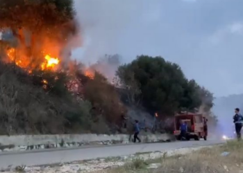 Zjarr pranë Spitalit Rajonal të Vlorës, dyshohet i qëllimshëm