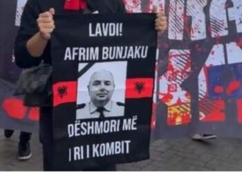 ‘Lavdi dëshmorit’/ Tifozët kuqezi nderojnë policin Afrim Bunjaku