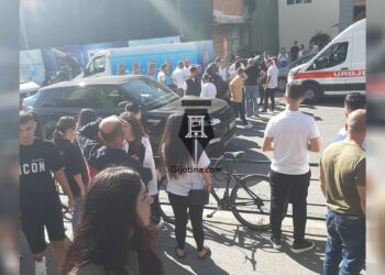 Aksident i frikshëm në Tiranë, makina përplas të riun me skuter