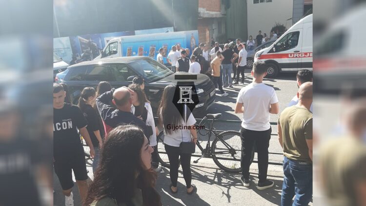 Aksident i frikshëm në Tiranë, makina përplas të riun me skuter