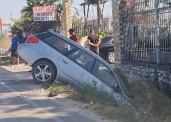 Aksident në aksin Fier-Patos, makina përfundon në kanal