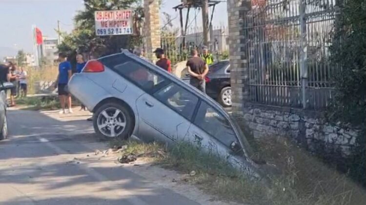 Aksident në aksin Fier-Patos, makina përfundon në kanal