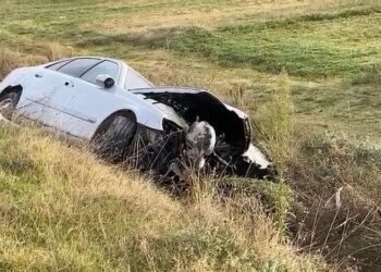 Aksidenti në Korçë, mjeti përfundon në kanal pasi del nga rruga