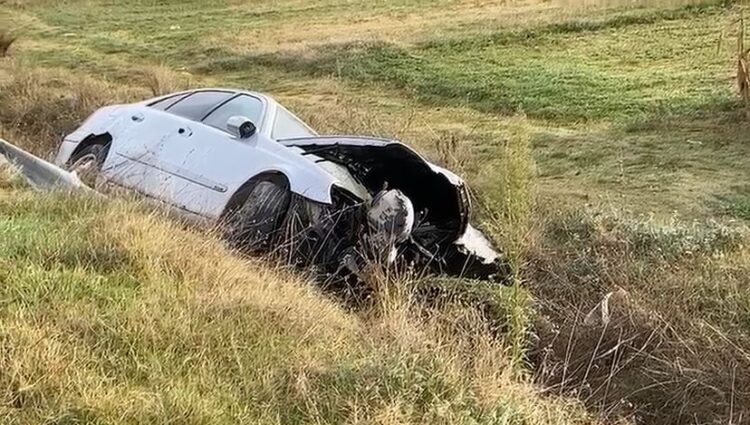 Aksidenti në Korçë, mjeti përfundon në kanal pasi del nga rruga