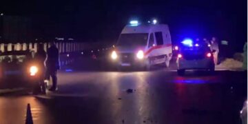 Makina përplaset me bordurën mbrojtëse, humb jetën 37-vjeçari