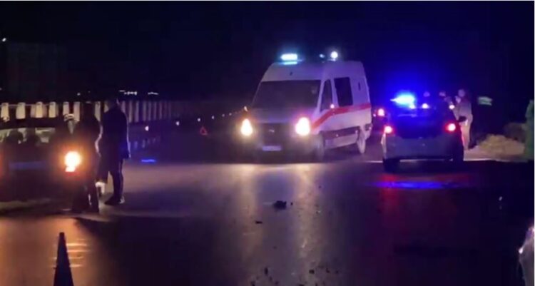 Makina përplaset me bordurën mbrojtëse, humb jetën 37-vjeçari