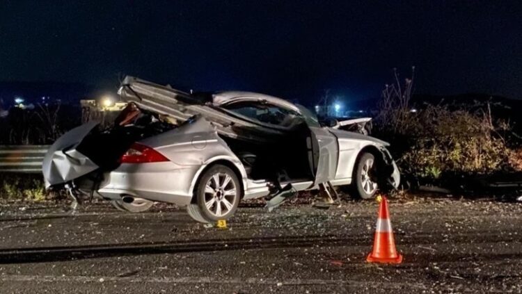 Makina përplaset me bordurën mbrojtëse, humb jetën 37-vjeçari