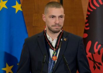 Nderohet me medalje/ Kampioni i karatesë, Alvin Karaqi s’i mban lotët