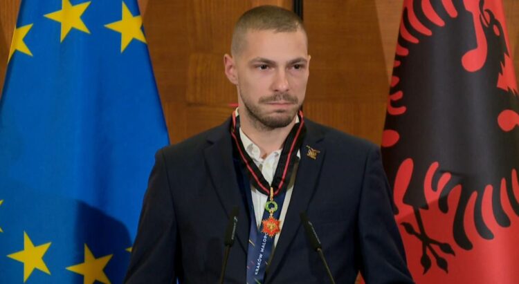 Nderohet me medalje/ Kampioni i karatesë, Alvin Karaqi s’i mban lotët