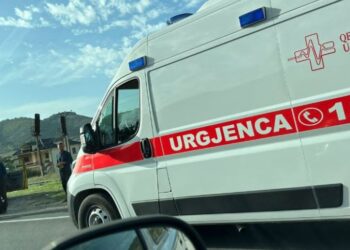 EMRI/ Vetëhidhet nga furgoni Peqin-Elbasan, humb jetën gruaja