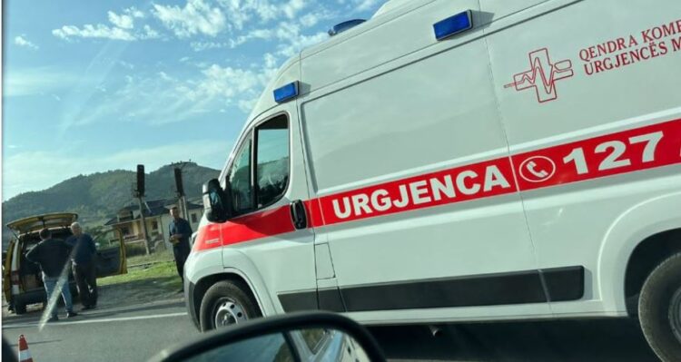 EMRI/ Vetëhidhet nga furgoni Peqin-Elbasan, humb jetën gruaja