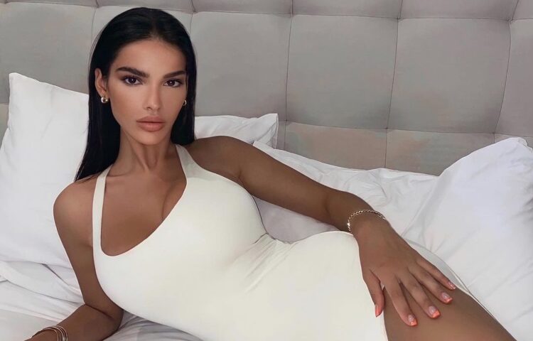 E veshur si princeshë, Arbenita ka një tjetër mesazh për Feron