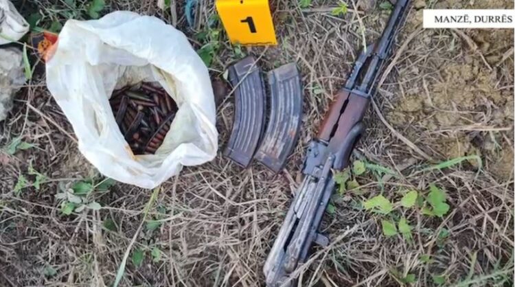 Sekuestrohet edhe një kallashnikov në Manzë, arrestohet 54-vjeçari