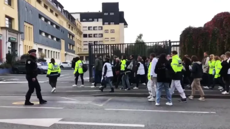 Kërcënohet me bombë shkolla ku u vra me thikë një mësues