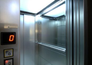 E zuri poshtë ashensori, 58-vjeçari punonte në të zezë në ndërtim