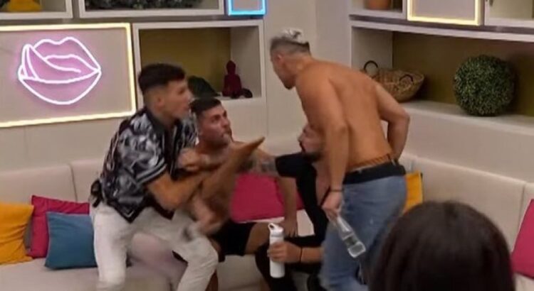 FOTO/ Plas sherri në ‘Love Island Albania’