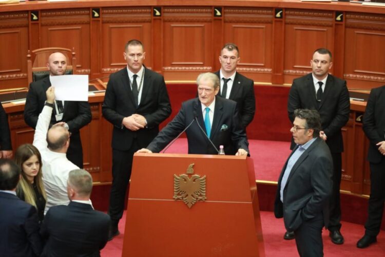 “Parlamenti i turpit”, Berisha: Po sillet si repart Garde i Ramës