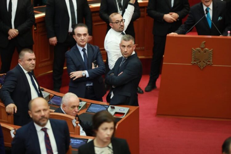 Tensione, sherr e konfrontime, seanca në Kuvend zgjat 40 minuta. Ja shkaku i përplasjes