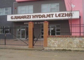 Dhunë brenda shkollës, nxënësi i thyen krahun me karrige mësueses