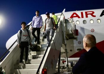 Mbërrin në Rinas avioni i parë me shqiptarë të evakuuar nga Izraeli
