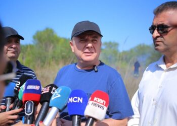 Nuk ndalet zjarri në Pishporo, ministri Balla zbret vetë në terren