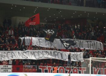 “Kur je mirë, të dojn tan”, banderola speciale e tifozëve kuqezinj